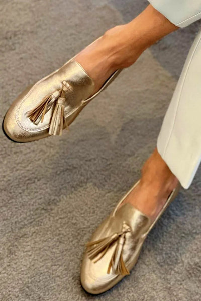 BEATRICE | LOAFERS IN GOLD MIT METALLISCHEM GLANZ UND QUASTEN