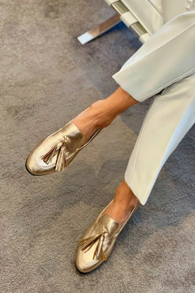 BEATRICE | LOAFERS IN GOLD MIT METALLISCHEM GLANZ UND QUASTEN