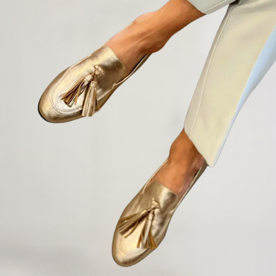 BEATRICE | LOAFERS IN GOLD MIT METALLISCHEM GLANZ UND QUASTEN