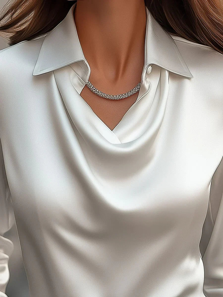 Vanaya | Elegante weiße Satinbluse mit drapiertem Ausschnitt