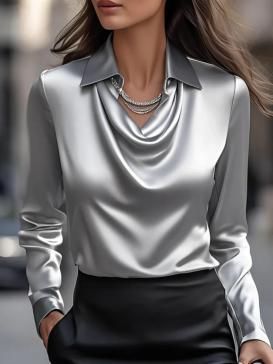 Vanaya | Elegante weiße Satinbluse mit drapiertem Ausschnitt